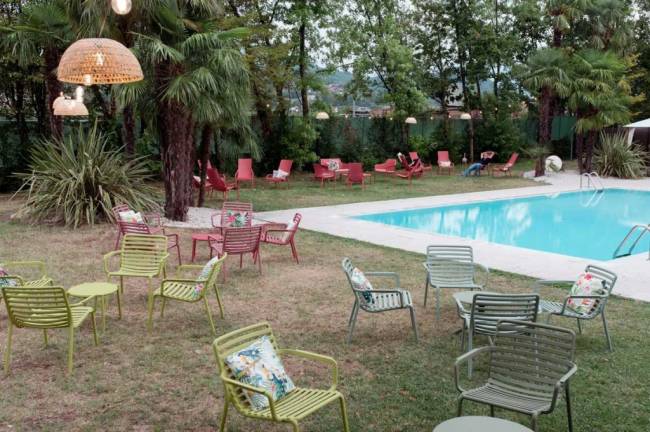 Столик пластиковый журнальный Doga грушевый Ø500х400 мм Столик пластиковый журнальный Doga грушевый Ø500х400 мм